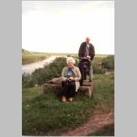 111-1447 Wehlau, das Ehepaar Apsel am Pumpenhaus an der Bleiche.jpg